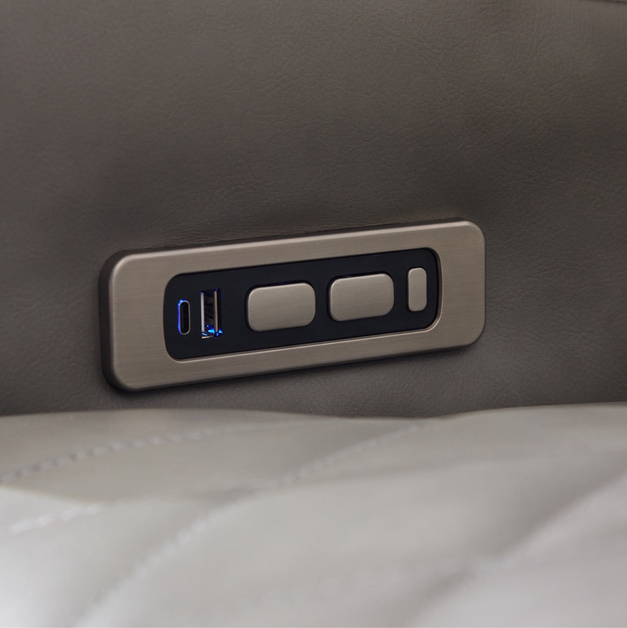 Canapea dumonde, reclinere electrice, incarcare wireless, USB-C, suport pahare incalzite, lumini LED Selvar 185x97 cm